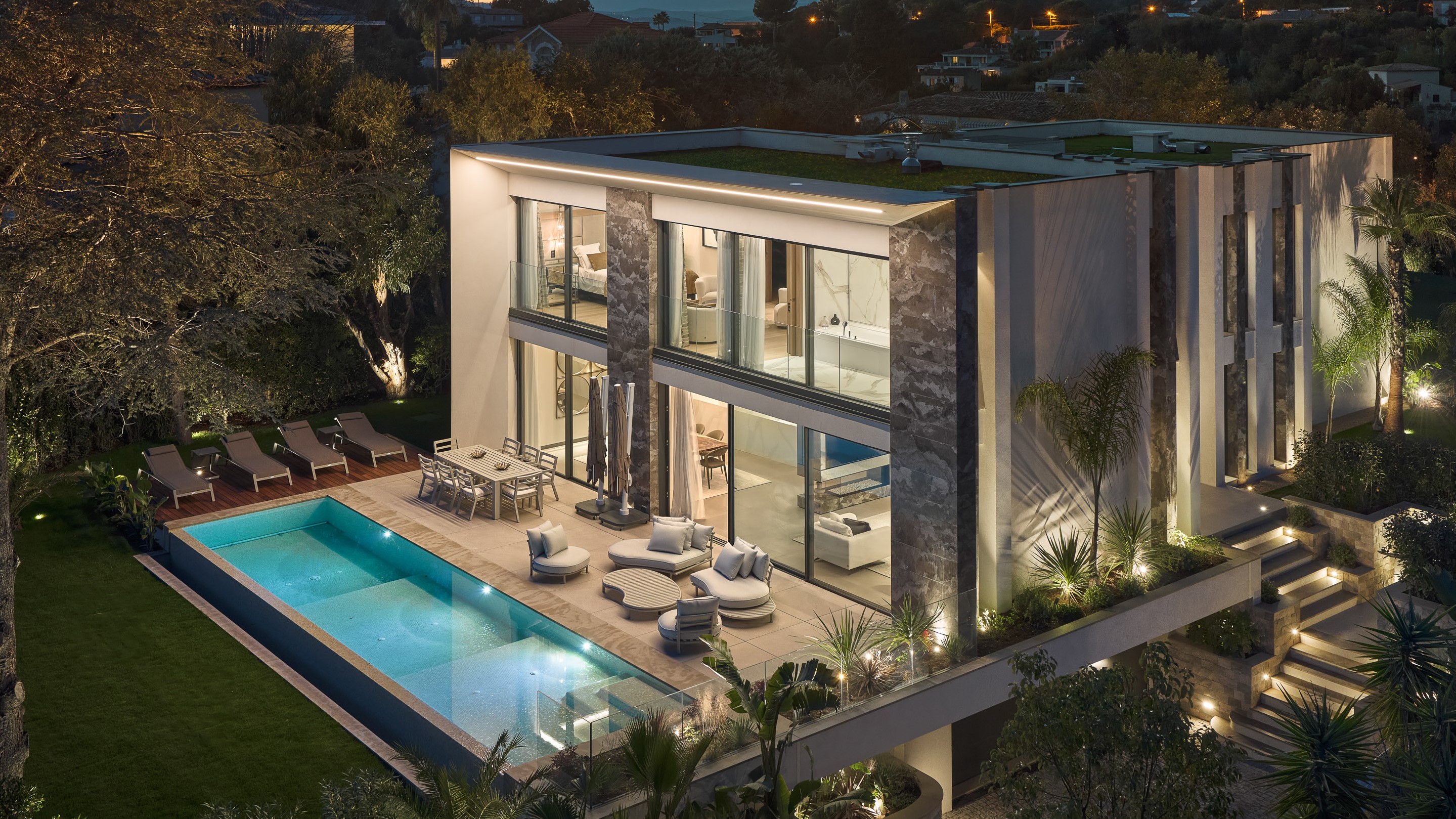 Immobilier de prestige. L'Agence Europa vous présente une villa d'exception pieds dans l'eau à Cannes - Côte d'Azur